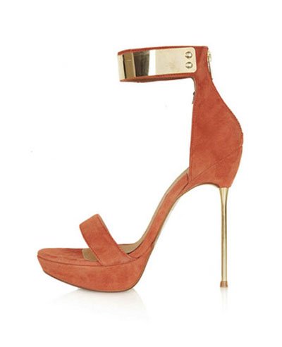Sandalia naranja con plataforma y taco fino con pulsera dorada al tobillo de Topshop